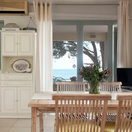 Holiday home Sea Front House On The Beach, Peloponnese Kato Rodini